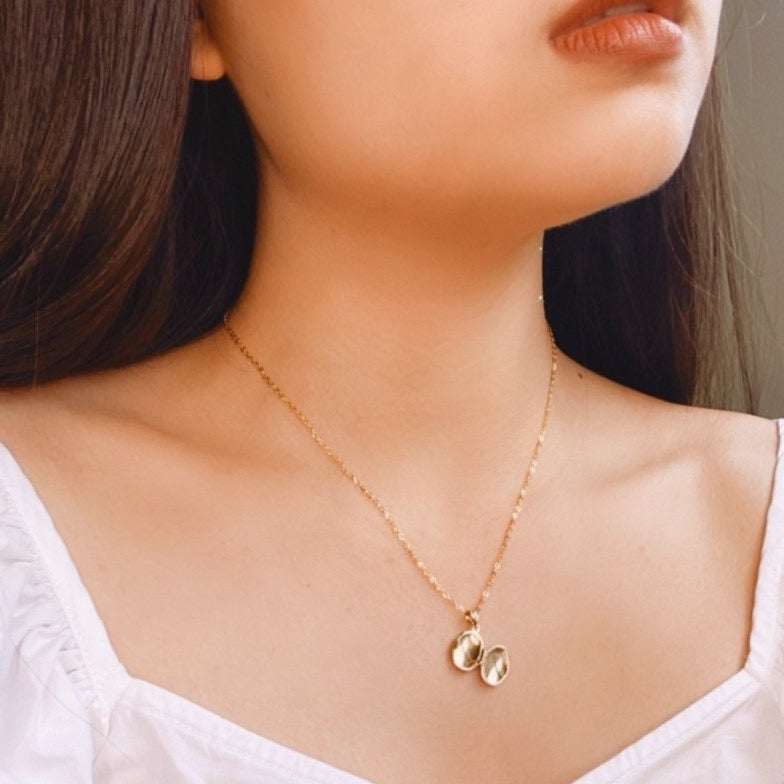 Oval Locket Necklace in 18K Gold
