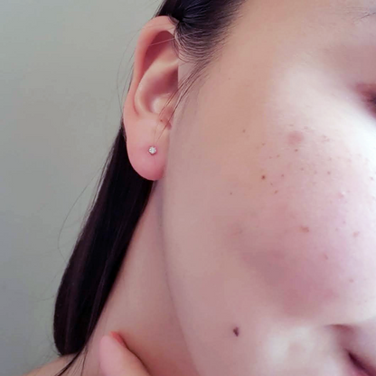 Tiny Diamond stud earrings in 18k White Gold